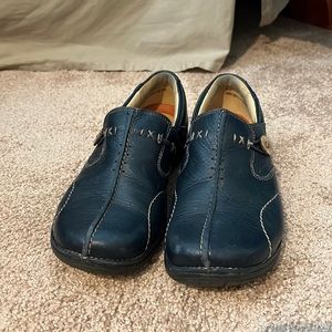 Navy Clarks shoes, Size 8.5, like new